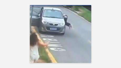 Héroe sin capa: hombre salta a un auto en marcha y salva a niños en el último momento (VIDEO)