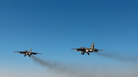 VIDEO: Impecable trabajo de aviones rusos Su-25 contra posiciones ucranianas