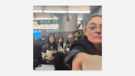 VIDEO: una trabajadora lanza un vaso de agua a un pasajero que protestaba por el caos ferroviario