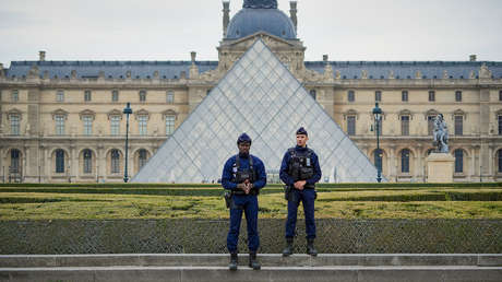 Otro escándalo en el Louvre: una red de guías falsos estafó millones de dólares durante una década