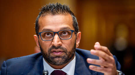 Nuevos documentos contradicen al jefe del FBI sobre los involucrados en los archivos de Epstein