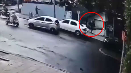 VIDEO: Captan el momento en que un sicario asesina a un empresario y su escolta en Bogotá