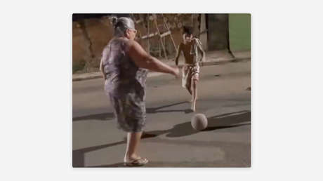VIDEO: Abuelita quiso dar una lección de fútbol y termina así