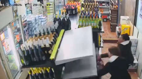 VIDEO: Querían comprar una botella de vino, ¿qué podía salir mal?