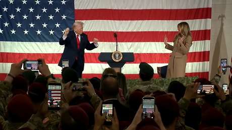 VIDEO: Melania se roba el 'show' bailando con Trump ante tropas en EE.UU.