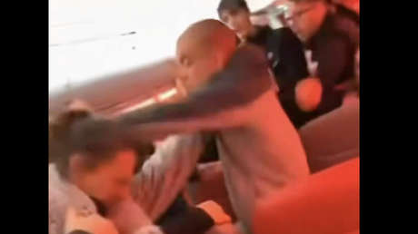 Pasajeros de un avión protagonizan dramática trifulca por un comentario racista (VIDEO)