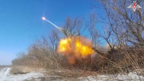 VIDEO: Artillería rusa borra del mapa un punto de apoyo enemigo de un solo disparo