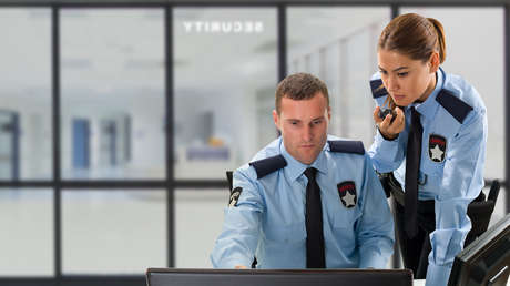 Funcionario despedido se niega a irse y reta a la Policía a que lo saque esposado