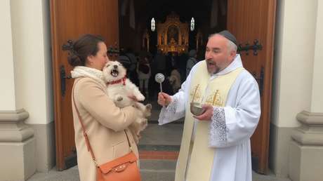 VIDEO: Perro deja helado a un cura que pasa de bendecirlo a maldecirlo en segundos