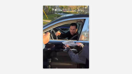 VIDEO: Hombre se encuentra a Messi en un semáforo y se pone a llorar