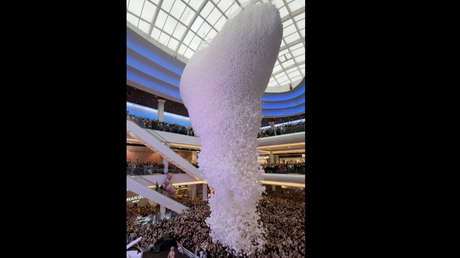 Moscú se llena de amor con 100.000 globos en forma de corazón (VIDEO)