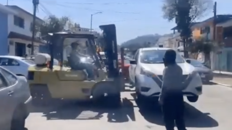VIDEO: Así terminan los autos mal estacionados a la entrada de un taller