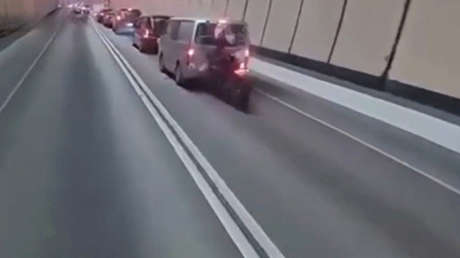 VIDEO: Aterrizaje 'de película' de un motociclista tras un choque