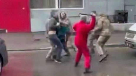 VIDEO: Un hombre armado con una palanca espanta a reclutadores que rodeaban a un joven en Ucrania