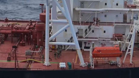 VIDEO: El Pentágono muestra la incautación de un tanquero en el océano Índico