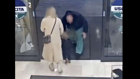 VIDEO: Hombre arranca a una bebé de brazos de su madre en un intento de secuestrarla a la salida del supermercado