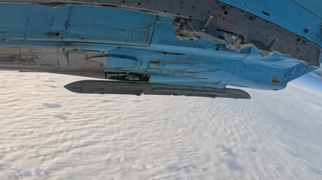 VIDEO: Su-34 ruso fulmina puesto de control de drones ucraniano con bombas de precisión