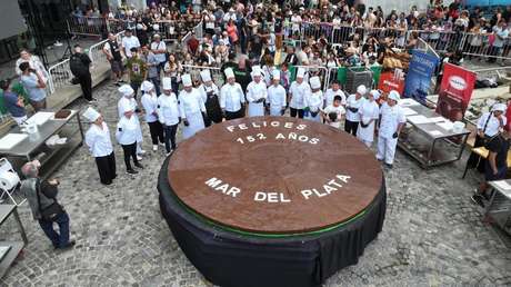 VIDEO: Un alfajor argentino de 720 kilos disputa el récord Guinness