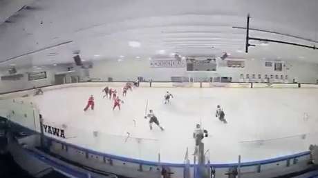 VIDEO: Momento en que se desata el tiroteo durante un partido juvenil de hockey en EE.UU.