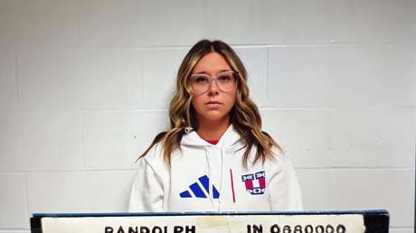 Descubren 'in fraganti' a una secretaria escolar que tenía relaciones con 2 estudiantes