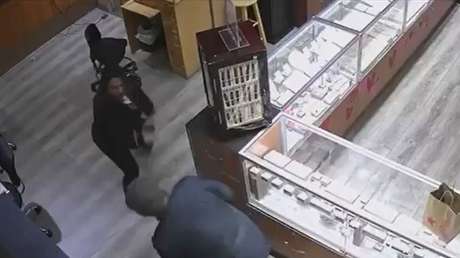 VIDEO: Empleada de una joyería se defiende a capa y espada de un ladrón armado