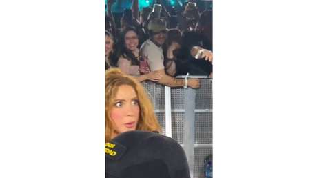 VIDEO: La reacción de Shakira al toparse con la cara 'diabólica' de Piqué en pleno concierto