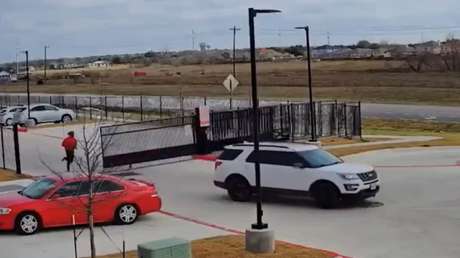 Escena de película en Texas: un hombre dispara a plena carrera para alcanzar un todoterreno (VIDEO)