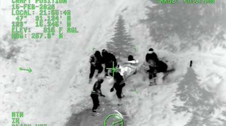 IMÁGENES INFRARROJAS muestran rescate nocturno de 2 excursionistas atrapados en un canal de avalancha