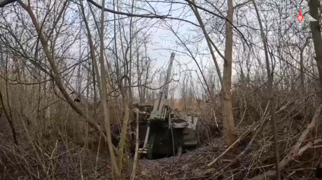 Ataque de precisión: artillería rusa reduce a escombros cañón y posiciones enemigas (VIDEO)