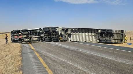 VIDEO: Fuerte viento vuelca un camión en marcha y bloquea una carretera