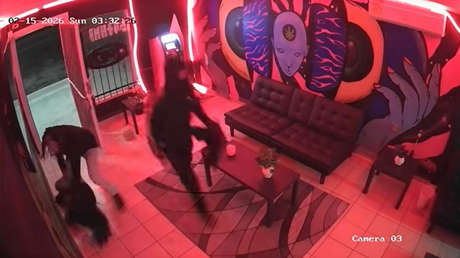 BRUTAL VIDEO: Empleada es golpeada y encañonada durante asalto a una tienda