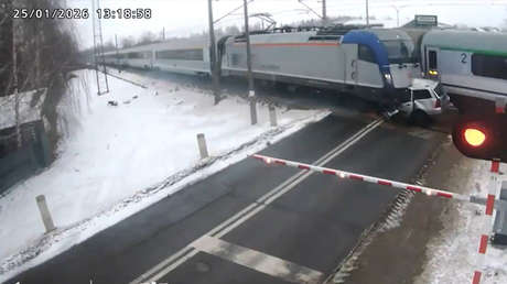DRAMÁTICO VIDEO: Dos trenes arrollan y despedazan un auto
