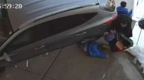 PERTURBADOR VIDEO: Conductora ebria choca contra dos niños y su madre en un preescolar