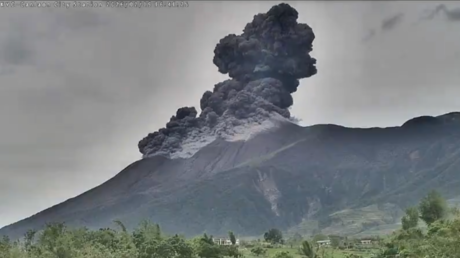 VIDEO: Volcán entra en erupción y lanza una enorme columna de ceniza