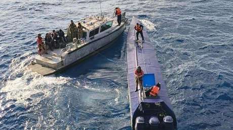 VIDEO: El momento en que incautan un narcosubmarino con una millonaria carga de cocaína