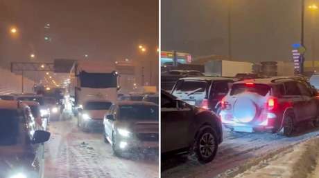 Moscú vive un colapso del transporte por la 'nevada del siglo' (VIDEO)