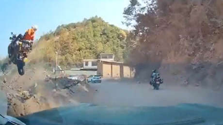 IMPRESIONANTE VIDEO: Motociclista cae a un profundo barranco