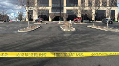 Roba una ambulancia, la estrella contra un edificio federal de EE.UU. e intenta incendiarla