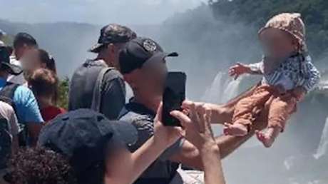 El aterrador momento en que un turista arriesga a un bebé en las Cataratas del Iguazú por una foto