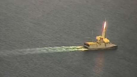 VIDEO: Irán realiza ejercicios de lanzamiento de misiles antiaéreos en estratégico estrecho que puede bloquear