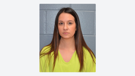 Arrestan a una profesora de 29 años por abusar sexualmente de un estudiante