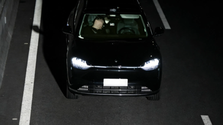 Un hombre ebrio le cede el volante al piloto automático de su auto y termina así