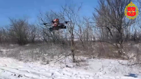 VIDEO: Así colaboran los zapadores y operadores de drones rusos para avanzar en el frente