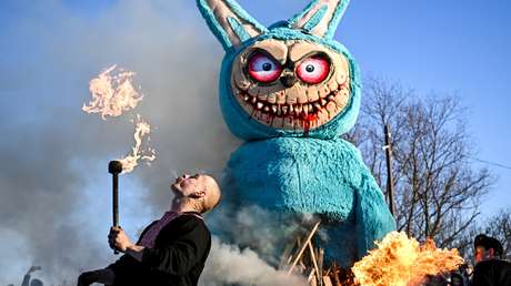 VIDEO: Queman un 'diabólico' muñeco de Labubu en la hoguera para despedir al invierno en Rusia