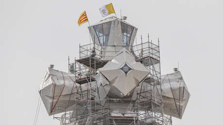 Una icónica pieza de la Sagrada Familia de Gaudí al fin 'toca el cielo' de Barcelona (FOTOS)