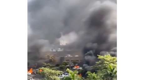 VIDEO: Incendio en un centro comercial en medio del caos tras la caída del Mencho