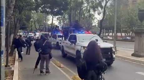 VIDEO: Guardia Nacional escolta una ambulancia que podría llevar el cuerpo de 'El Mencho'