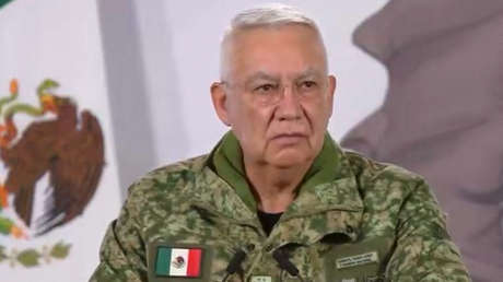 Secretario de Defensa de México llora al recordar a oficiales muertos en la captura de 'El Mencho'