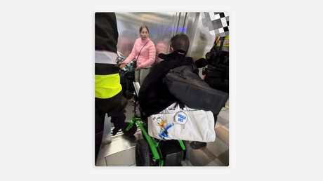 Silla de ruedas o carrito de bebé: video viral incendia el debate sobre quién tiene preferencia (VIDEO)