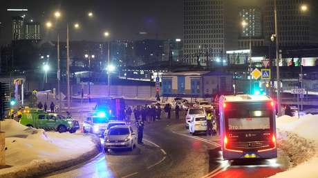 Explosión mata a un policía y hiere a otros dos en Moscú (VIDEOS)